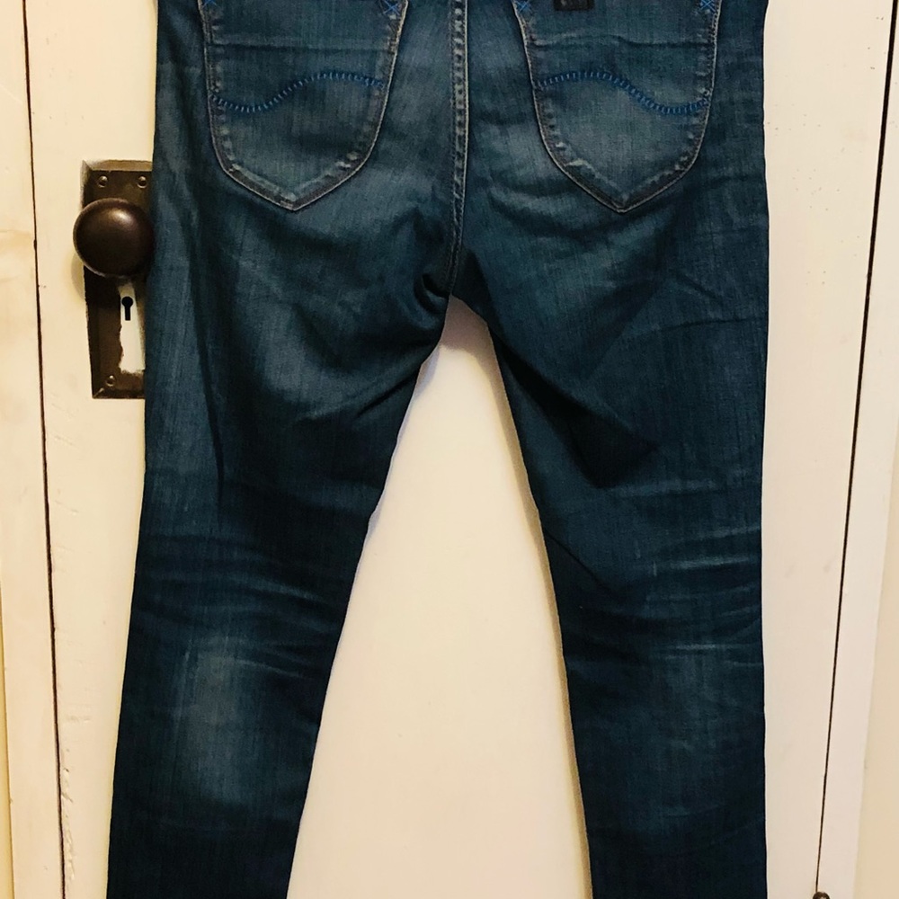 Lee - Picture 5 of 6